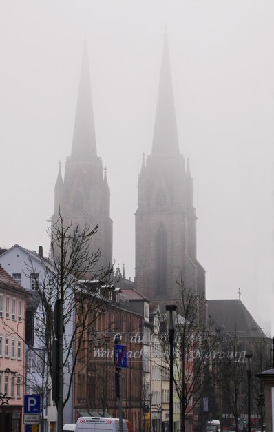 Zdjęcie widok na miasto na jasnym niebie