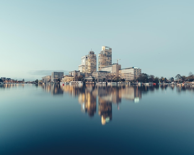 Widok na miasto na nabrzeżu