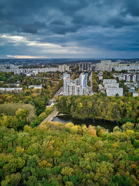 Widok na miasto o zachodzie słońca. Piękny jesienny krajobraz miasta. Kiszyniów, Republika Mołdawii.