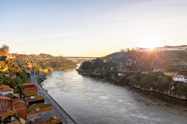 Widok na miasto Porto z mostu Eiffla wcześnie rano o świcie małe wielokolorowe domy dzielnicy Ribeira