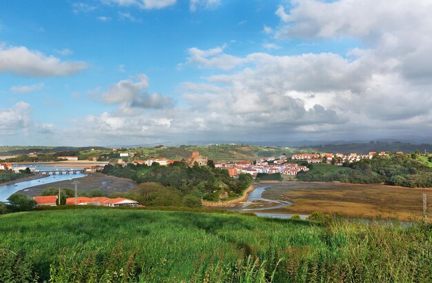 Widok na miasto San Vicente de la Barquera Hiszpania