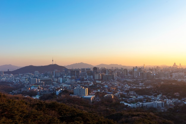 Widok na miasto Seul i wieżę Seoul Tower w Korei Południowej