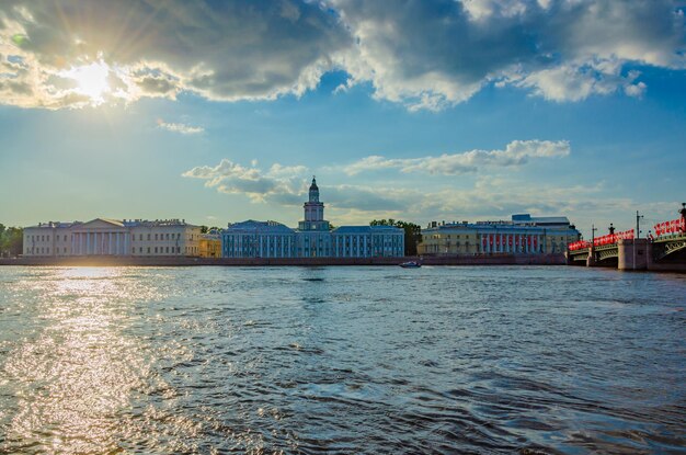 Widok na miasto st. Petersburg od rzeki