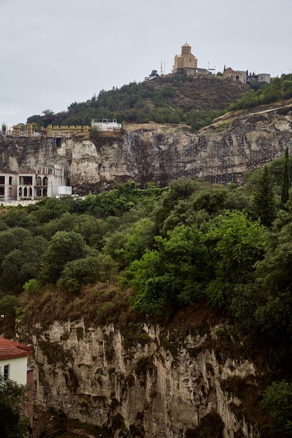 Widok na miasto Tbilisi Tradycyjna gruzińska architektura starych i nowoczesnych domów Tbilisi Gruzja