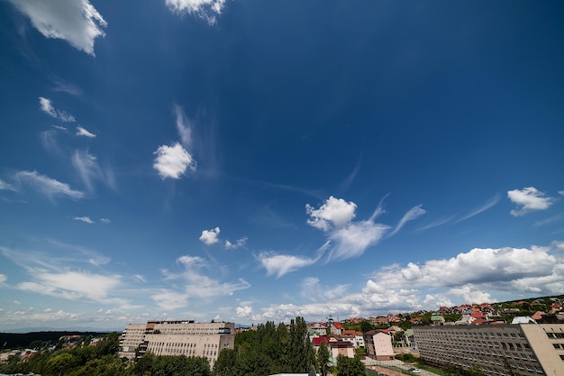 Widok na miasto z chmurami błękitnego nieba i domów