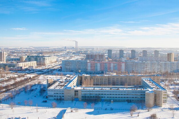 Widok na miasto z góry zima i śnieg