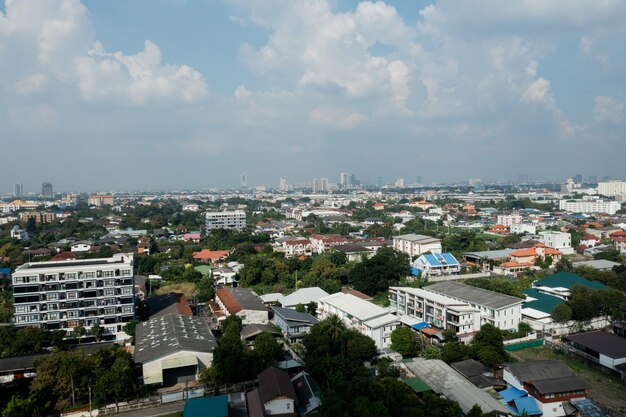 Widok na miasto z lotu ptaka z latającego drona w Nonthaburi, Tajlandia, widok z góry krajobraz
