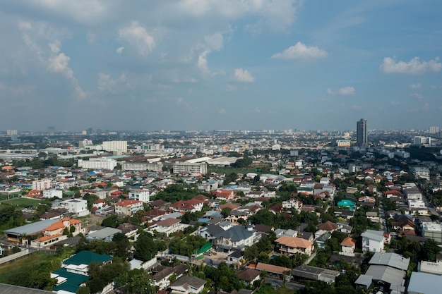 Widok na miasto z lotu ptaka z latającego drona w Nonthaburi, Tajlandia, widok z góry krajobraz