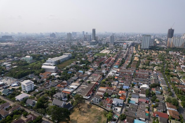 Widok na miasto z lotu ptaka z latającego drona w Nonthaburi Tajlandia widok z góry landscapexA