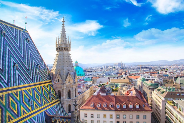 Widok na miasto z tarasu widokowego katedry św. Szczepana w Wiedniu, Austria