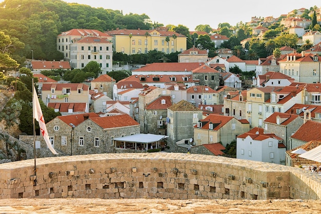 Widok Na Miasto Ze Starych Murów Miejskich Na Starym Mieście W Dubrowniku, Chorwacja.