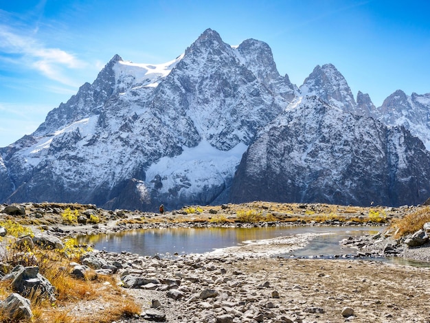 Widok na Mont Pelvoux 3946m położony w masywie Ecrins we francuskich Alpach