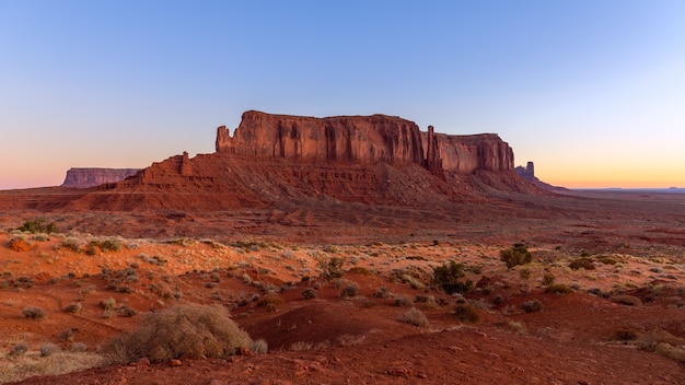 Zdjęcie widok na monument valley w czasie pięknego wschodu słońca na pograniczu arizony i utah w usa