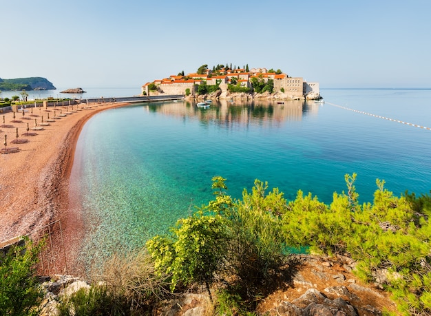 Widok na morską wysepkę Sveti Stefan z różową piaszczystą plażą Milocer (Czarnogóra, niedaleko Budvy)