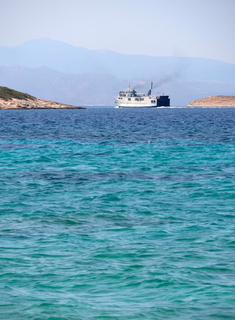 Widok na Morze Egejskie w pobliżu miejscowości Marmari na greckiej wyspie Evia w Grecji w słoneczny dzień