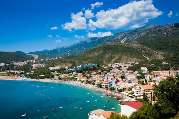 Widok na morze i plażę w Czarnogórze