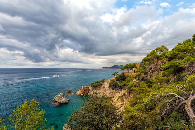 Widok na morze i wybrzeże Lloret de Mar w niesprzyjającą jesienną pogodę. Katalonia, Hiszpania