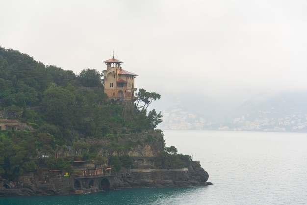 Widok na morze malowniczego wybrzeża w pobliżu Portofino, wioska rybacka, Włochy.