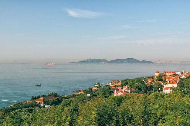 Widok na morze na tle nieba