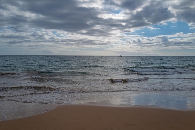 Widok na morze natura tło lazurowa plaża z czystą wodą oceanu w słoneczny dzień