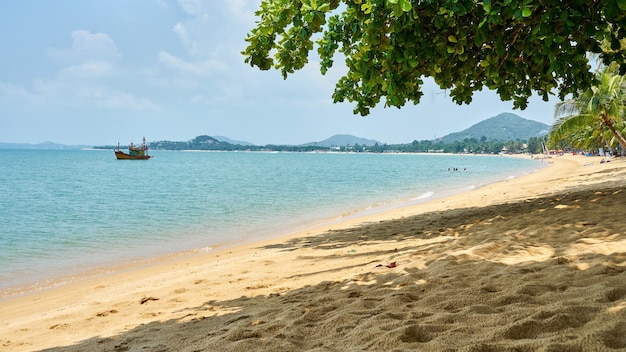 Widok na morze w upalny dzień. Koh Samui. Tajlandia.