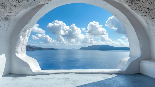 Widok na morze z domu przez łuk na wyspie Santorini w Grecji