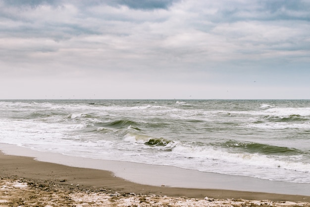 Widok na morze z plaży w pochmurny dzień