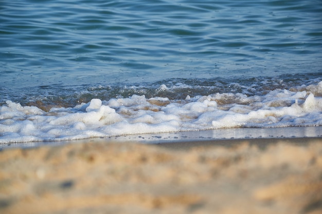 Widok na morze z plaży z słonecznym niebie