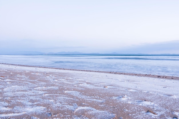 Widok na morze Zimowe rozmycie plaży z powodu długiej ekspozycji