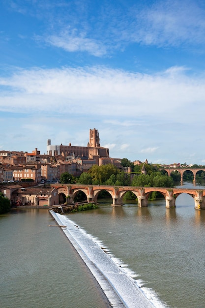 Widok na most August i kościół św. Cecylii w Albi France Ujęcie pionowe