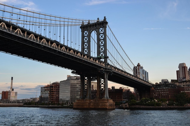 Widok na most Manhattan Bridge od strony rzeki, Nowy Jork, USA