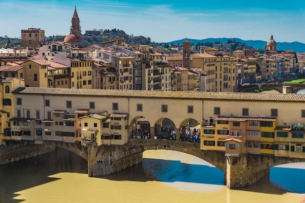 Widok na most Ponte Vecchio we Florencji, Włochy