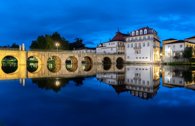 Widok na most rzymski, który przecina rzekę Tamega, w Chaves, Portugalia.