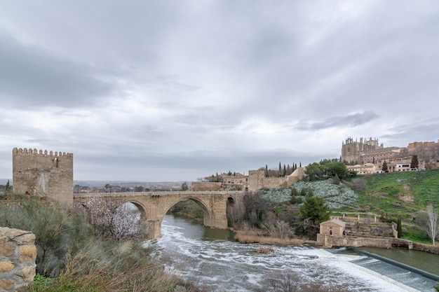 Widok na most San Martin nad rzeką Tag w Toledo w Hiszpanii