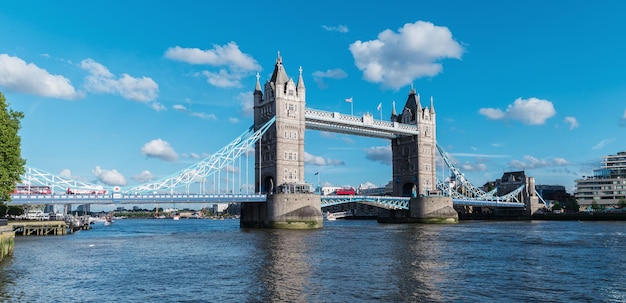 widok na most Tower Bridge i Tamizę w pochmurny dzień w Londynie. idealny do układów stron internetowych i czasopism