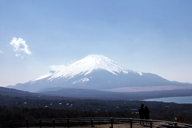 Widok na Mt. Fuji przy jeziorem Yamanaka-ko.