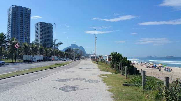 Widok na nabrzeże i plażę Barra da Tijuca w Rio de Janeiro Brazylia.