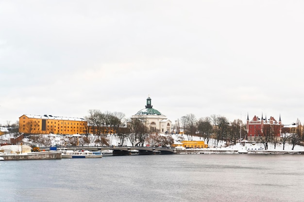 Widok Na Nabrzeże I Zimą Skeppsholmen W Sztokholmie. Skeppsholmen To Jedna Z 14 Wysp Sztokholmu. Sztokholm To Stolica Szwecji I Najbardziej Zaludnione Miasto W Regionie Nordyckim.