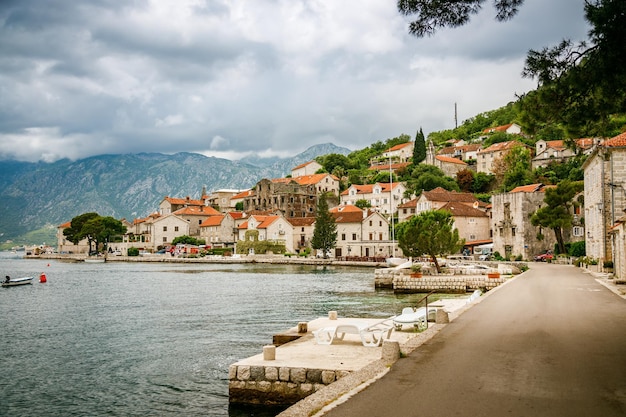Widok na nabrzeże Perast Village, wymarzone miejsce na wybrzeżu zatoki Boka Kotor Czarnogóra
