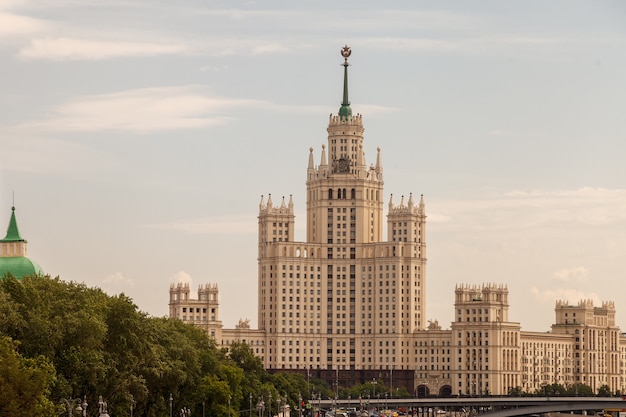 Widok Na Nabrzeże Rzeki Moskwy I Hotel Ukraina W Moskwie. Widok Z Mostu Widokowego żaryadye Park