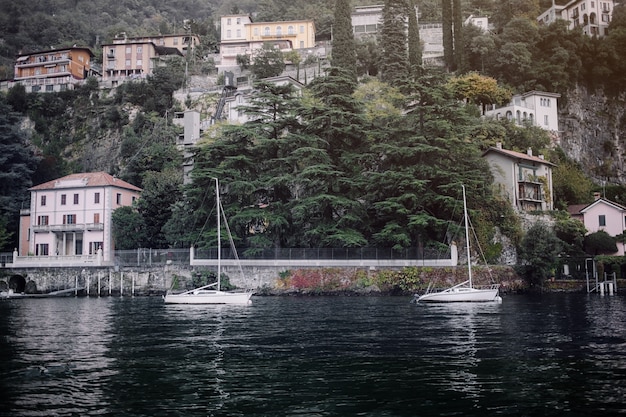 Widok na najpiękniejsze jezioro we Włoszech, Varenna, Lago di Como. Wieczorem.