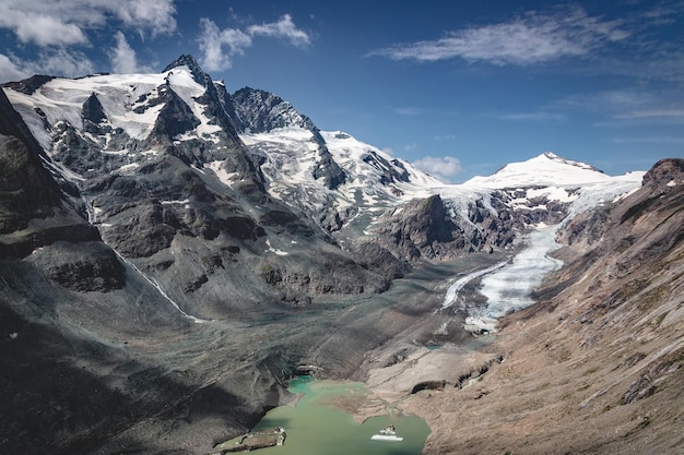 Widok na najwyższy szczyt Austrii, Grossglockner, z lodowcem Pasterze poniżej.