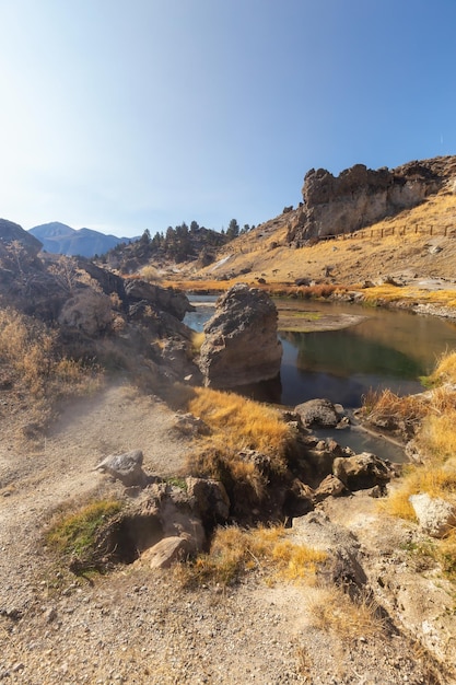 Widok na naturalne gorące źródła w miejscu geologicznym Hot Creek