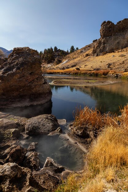 Widok na naturalne gorące źródła w miejscu geologicznym Hot Creek