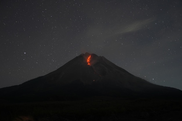 widok na nocną erupcję wulkanu na górze Merapi