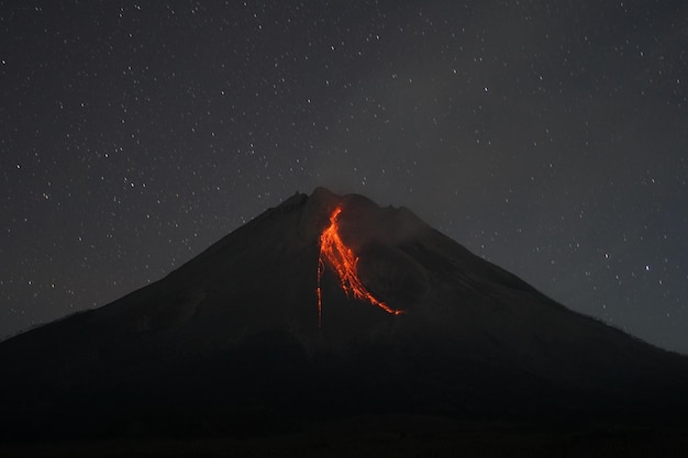 widok na nocną erupcję wulkanu na górze Merapi