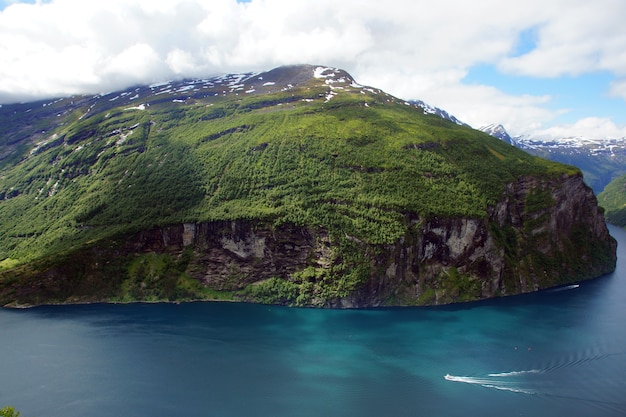 Widok na norweski fiord z błękitną wodą