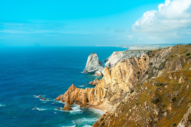 Widok na Ocean Atlantycki z klifem Widok na wybrzeże Atlantyku w Portugalii Cabo da Roca Letni dzień