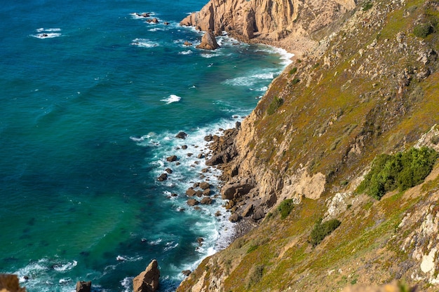 Widok na Ocean Atlantycki z klifem Widok na wybrzeże Atlantyku w Portugalii Cabo da Roca Letni dzień