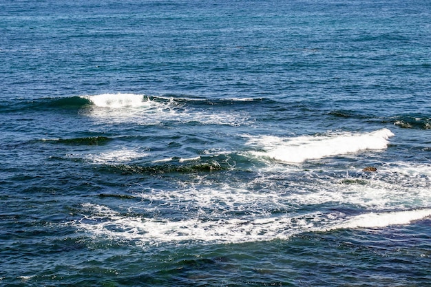 Widok Na Ocean Rozbijających Się Fal Na Zachodnim Wybrzeżu Południowej Kalifornii